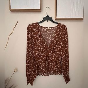 Brown floral boho top with ruching in the middle. Puff sleeves with elastic.